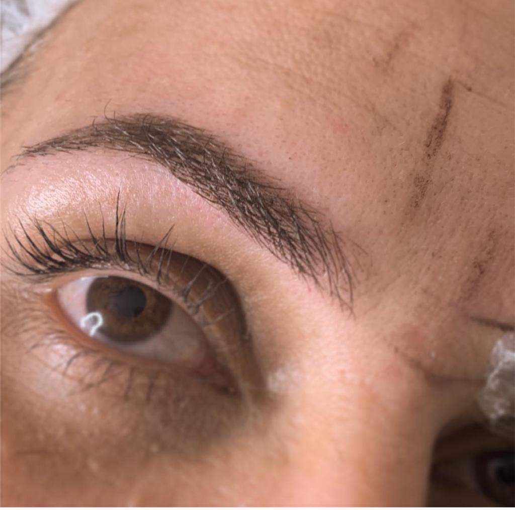 Fotografía 3 del artículo «Complementos después de un diseño de cejas + cuidado con hilo»