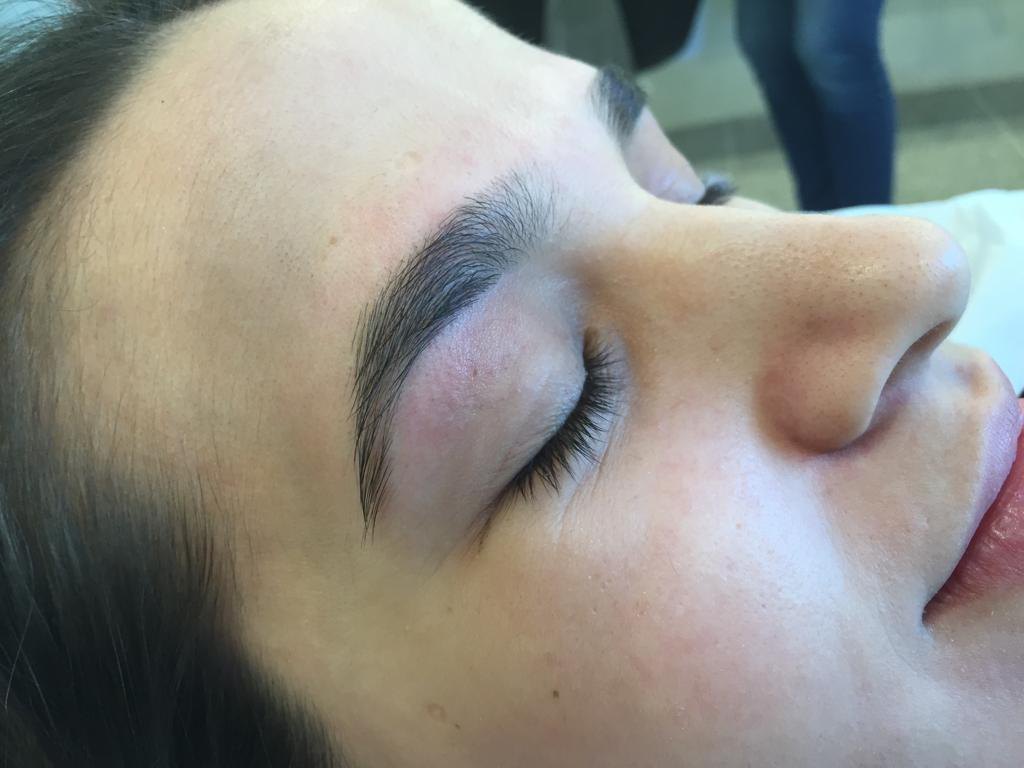 Imagen de la publicación «Complementos después de un diseño de cejas + cuidado con hilo», del archivo de Bar de Cejas