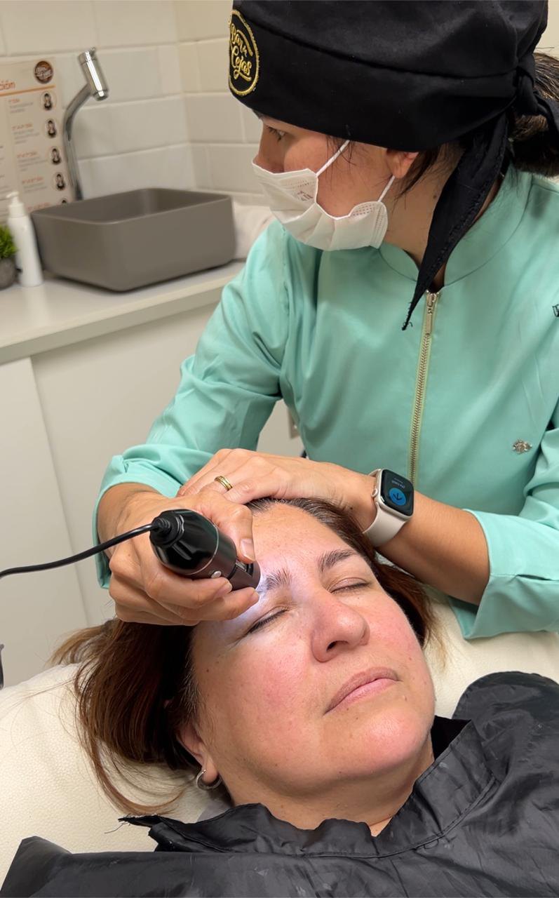 Imagen de la publicación «¡Terapia de Cejas!», del archivo de Bar de Cejas