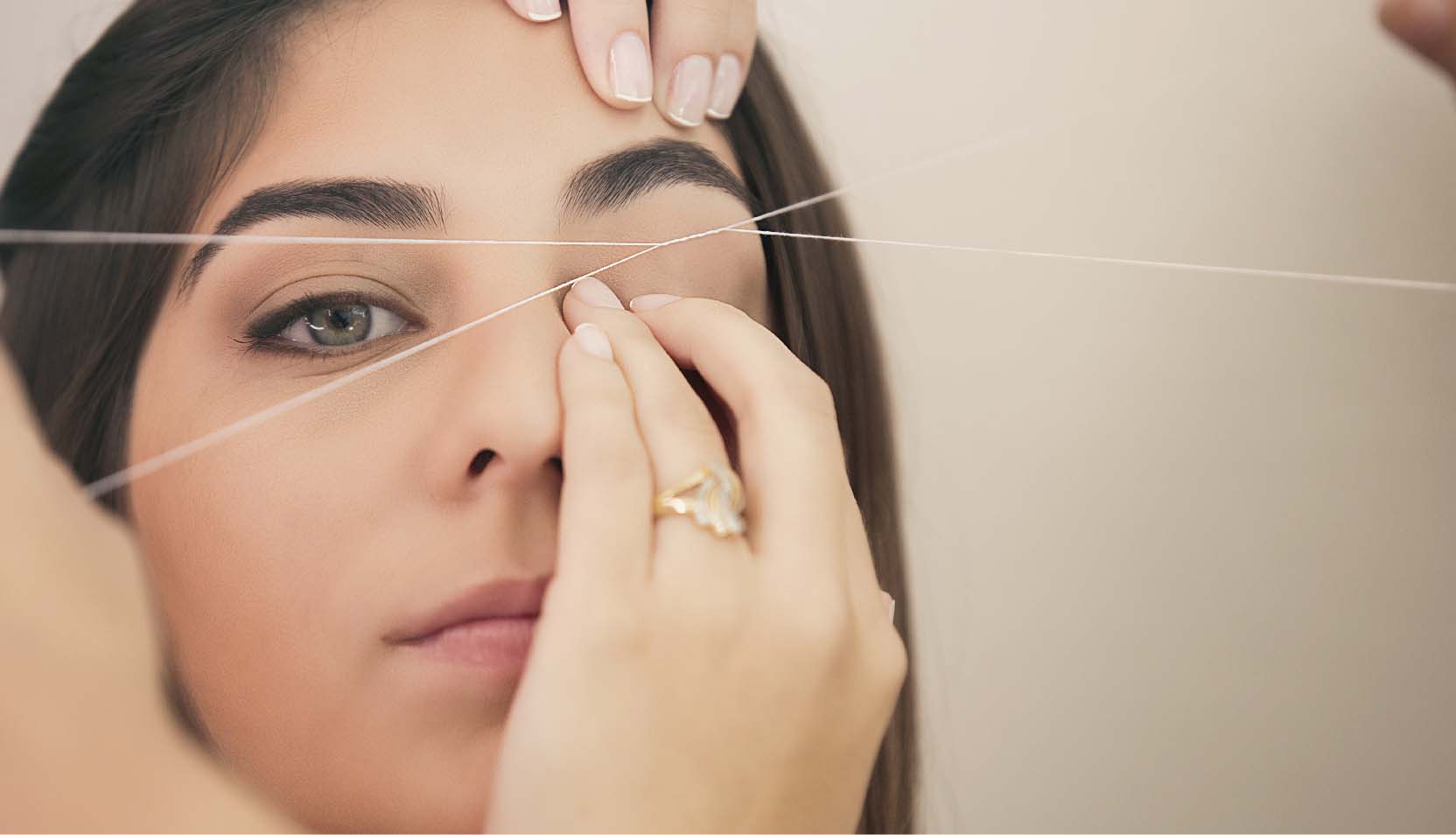 Técnica de diseño y cuidado de cejas con hilo